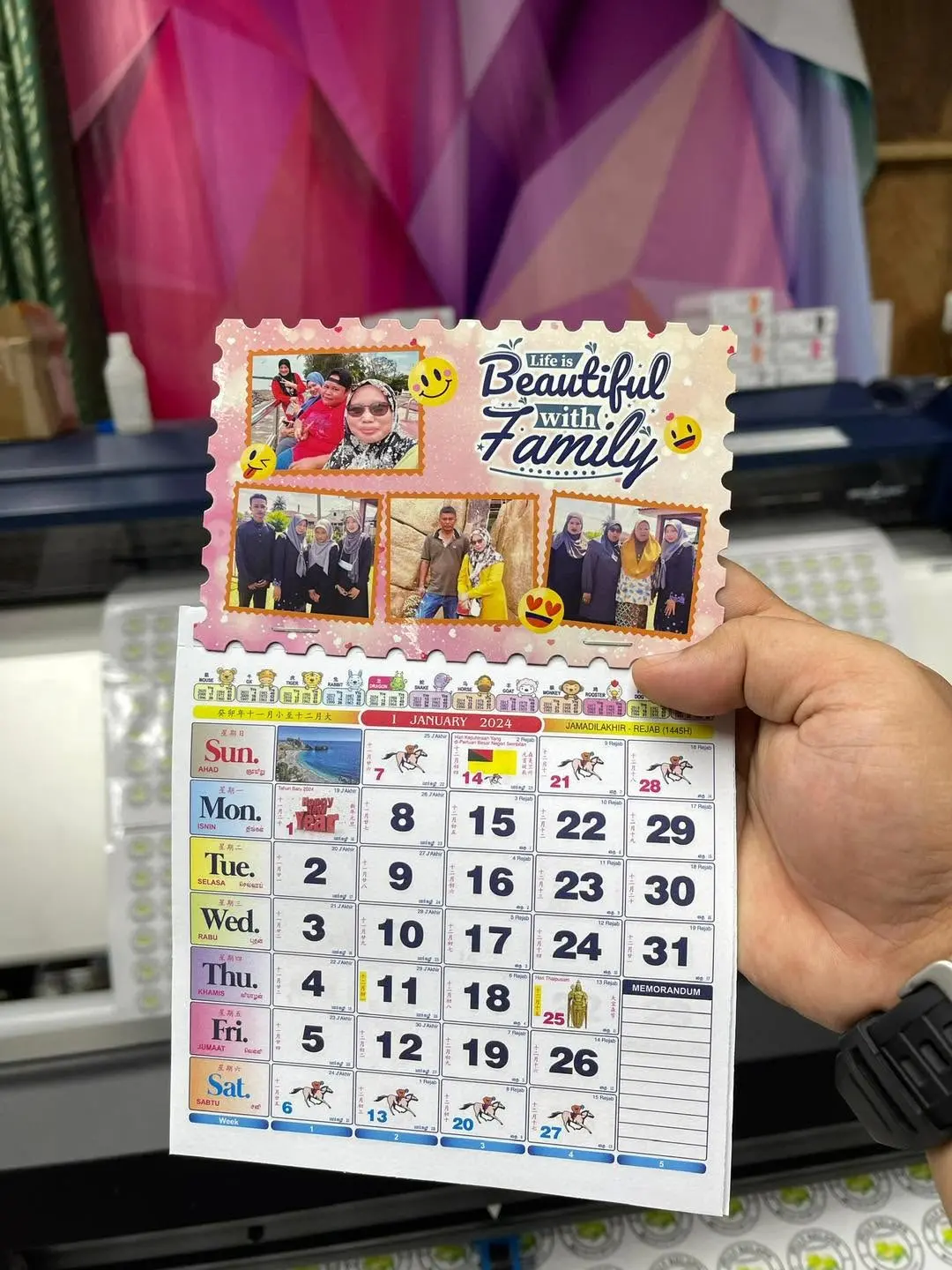 Hasil cetakan sebenar Magnetic Calendar Invi Print dengan foto keluarga